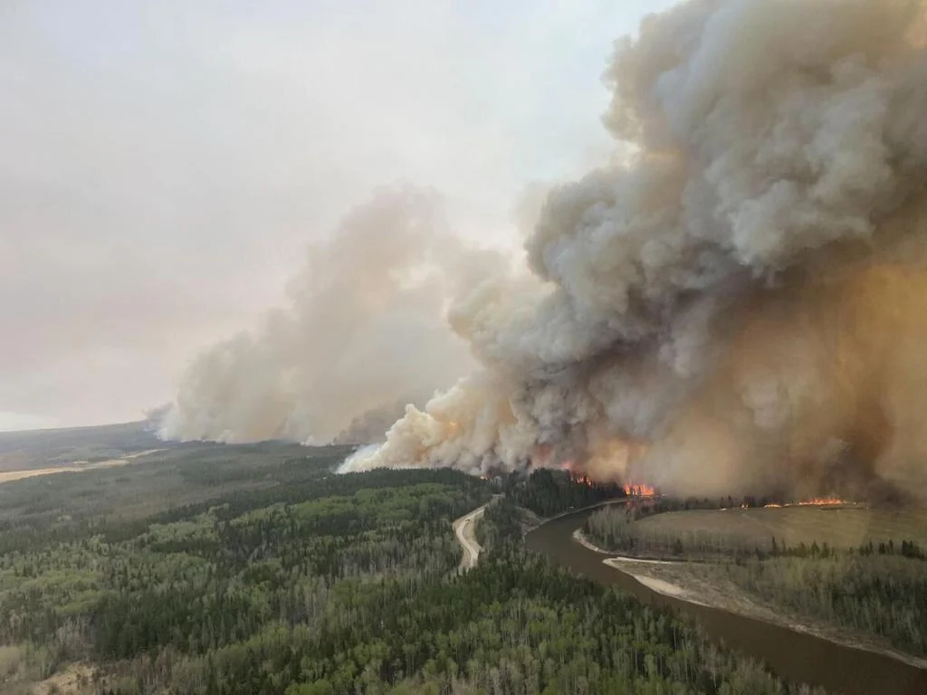 تحطم مروحية ومصرع قائدها خلال مكافحة حرائق الغابات في كندا