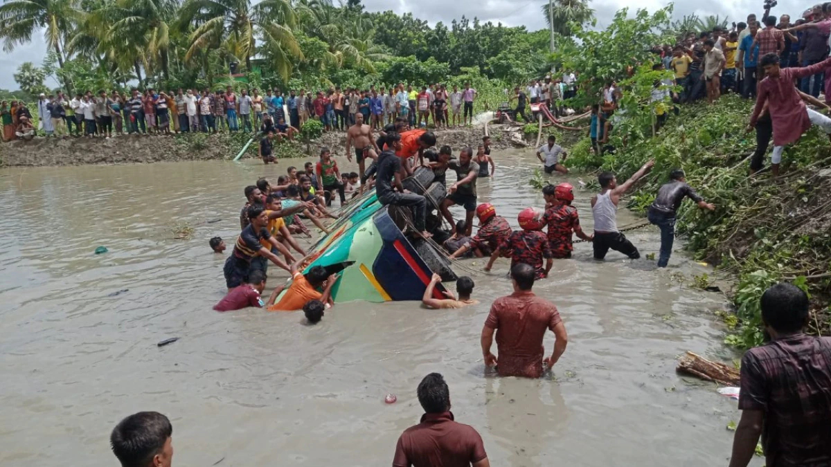 مقتل 17 شخصاً بعد سقوط حافلة ركاب في مجرى مائي في بنغلاديش