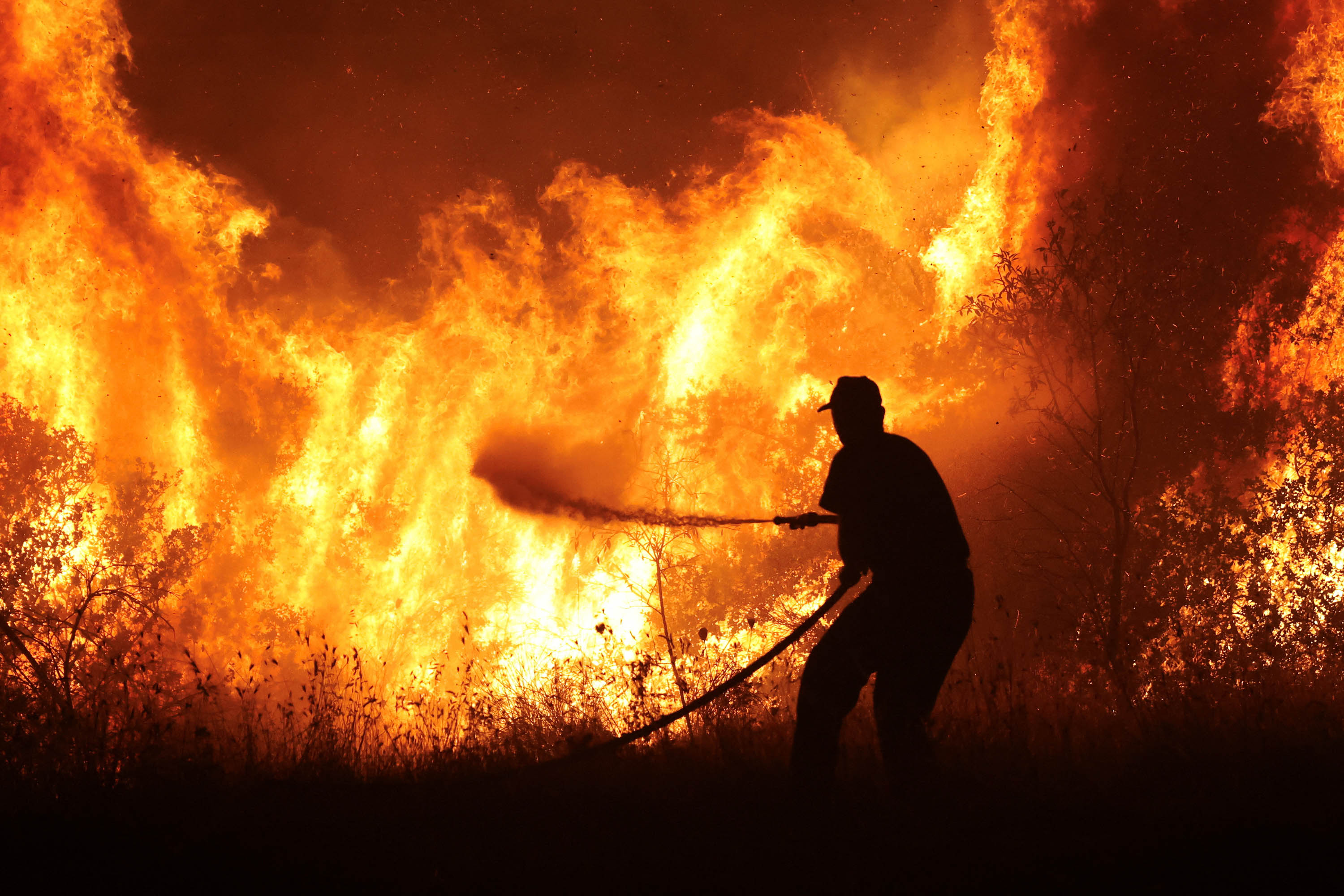 استنفار فرق الإطفاء في اليونان في مواجهة الحرائق