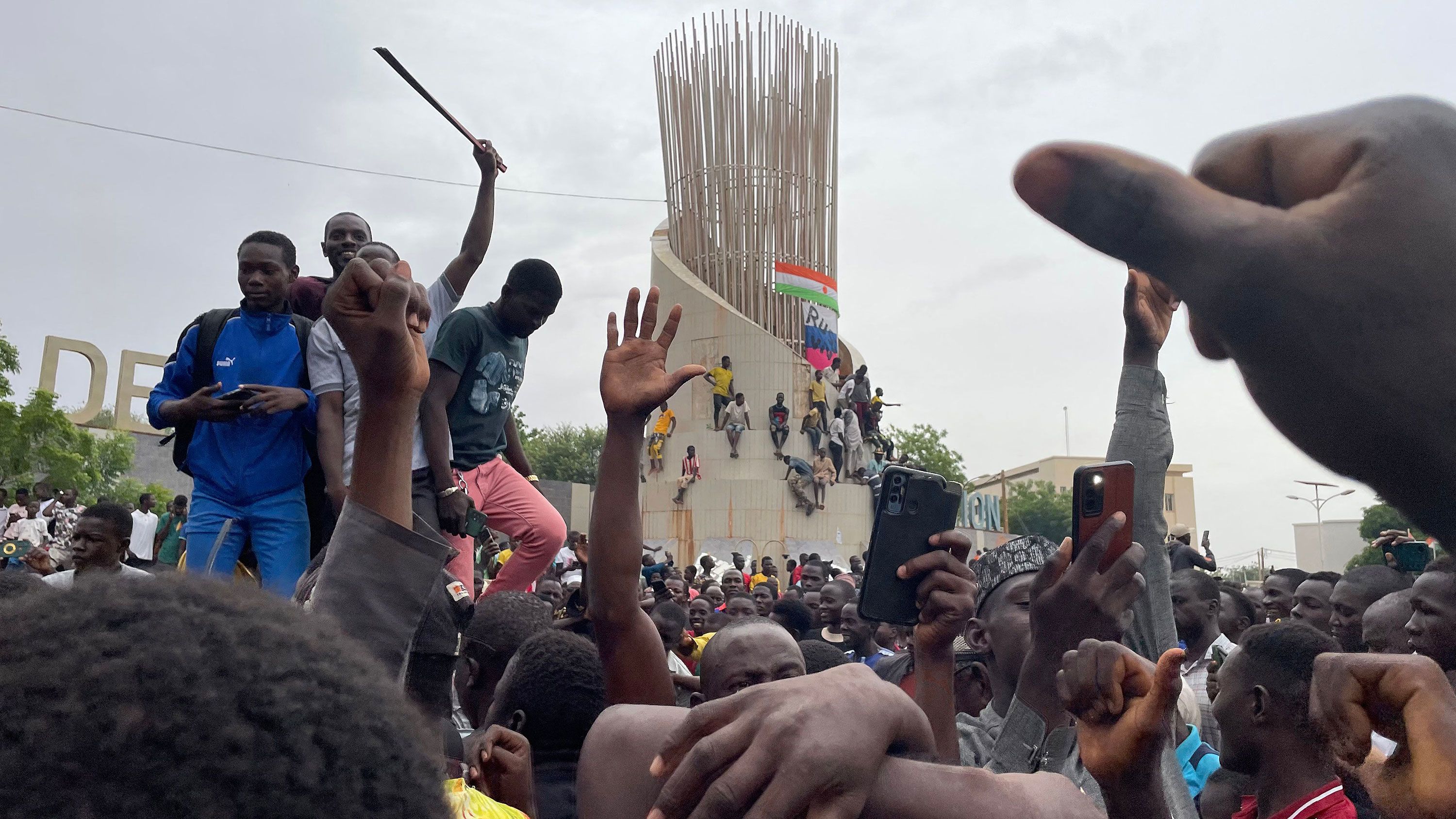 مقربان من رئيس النيجر يكشفان سبب الانقلاب