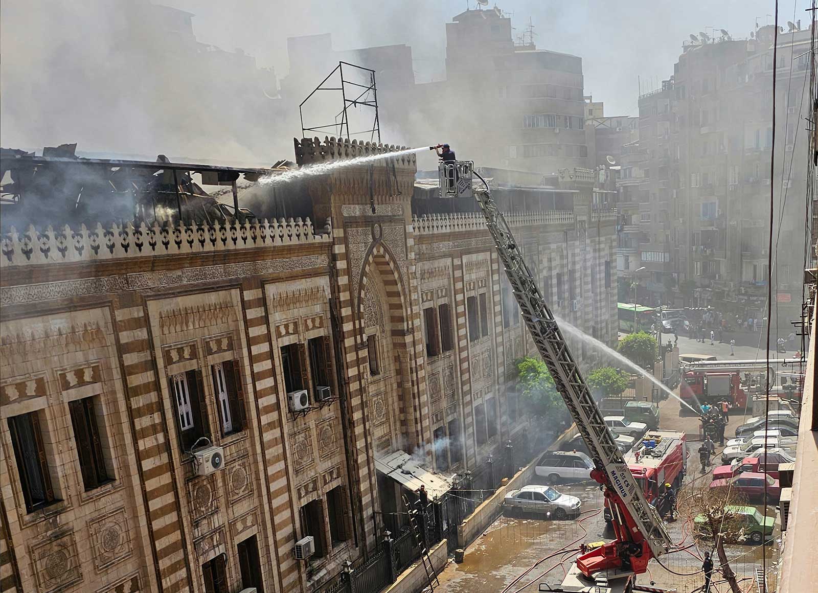 النيران تشتعل بمبنى وزارة الأوقاف التاريخي في القاهرة