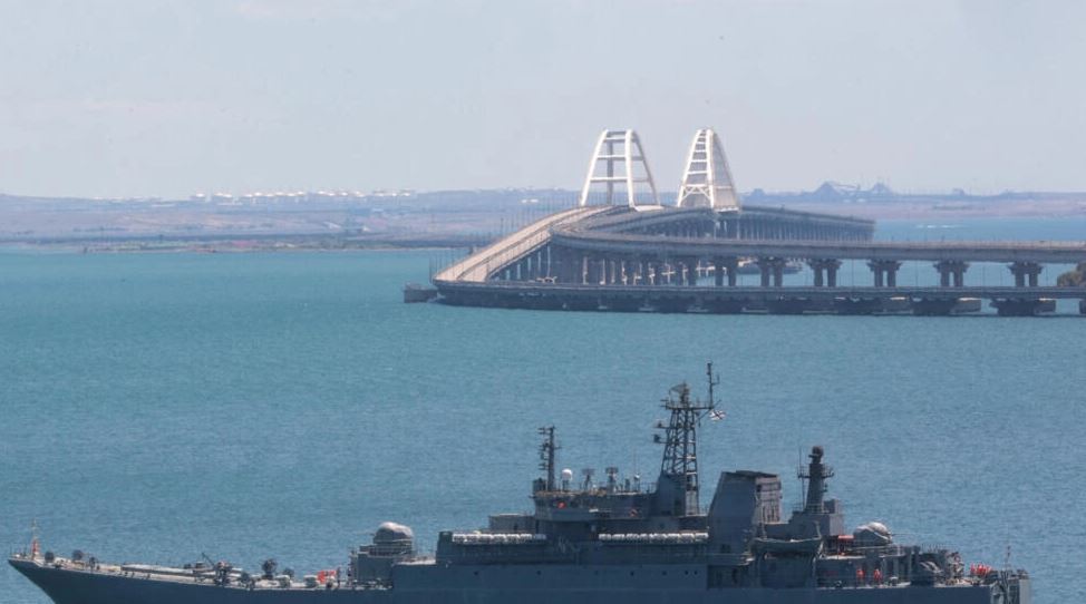روسيا تستهدف قواعد جوية أوكرانية وكييف تقصف جسرين
