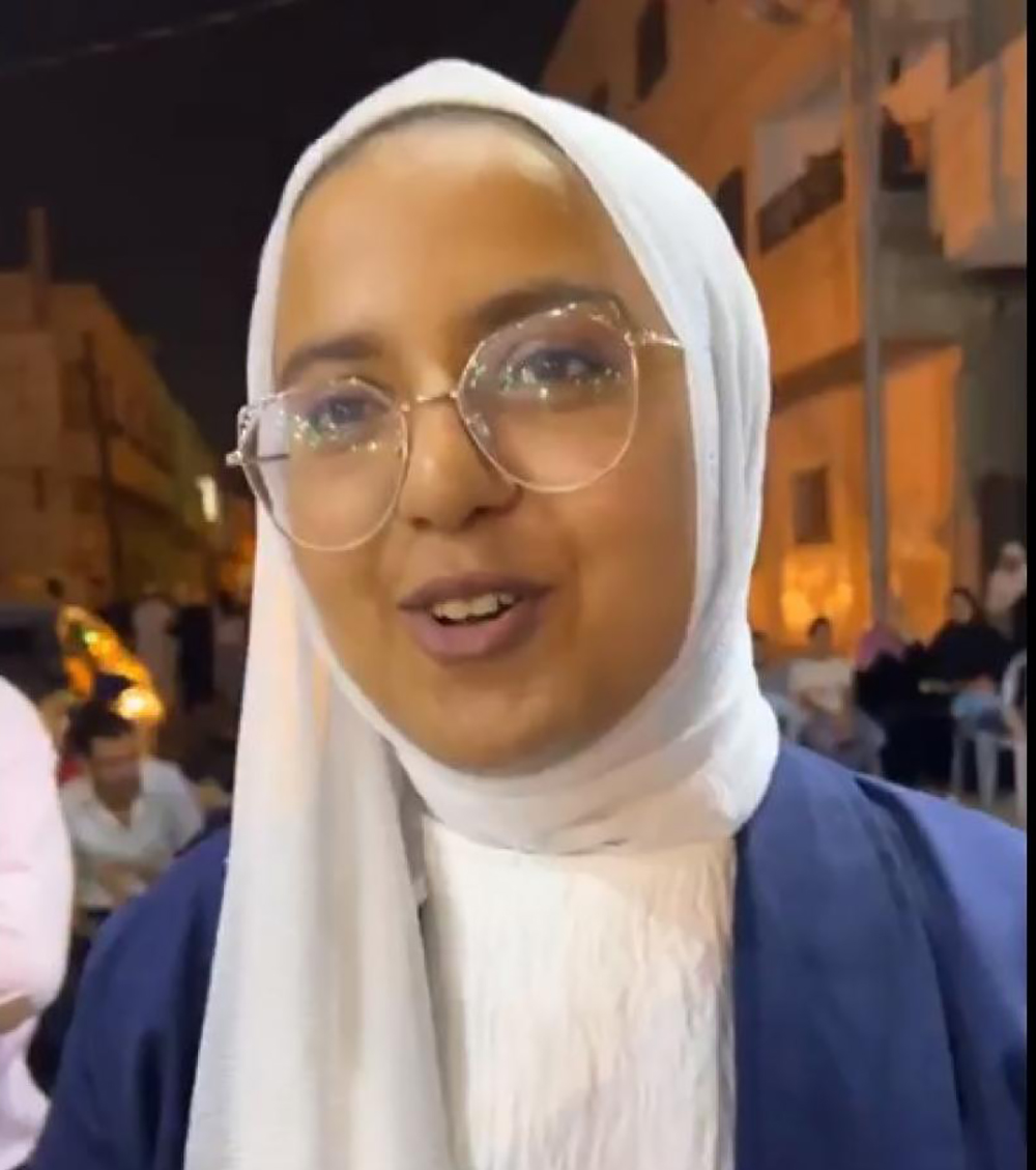أهالي مدينة أردنية يحتفون بطالبة مصرية تفوقت في الثانوية
