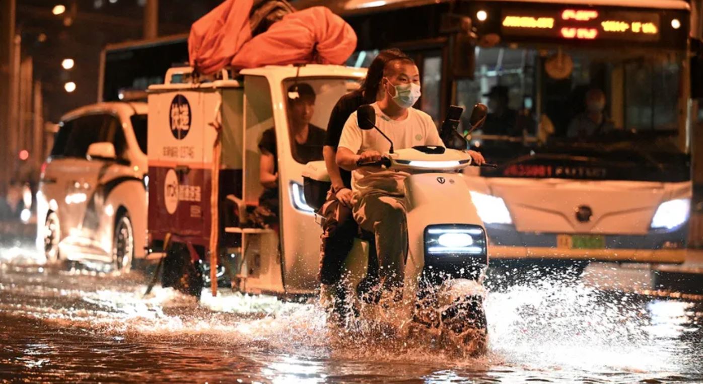 الصين تجلي 3 آلاف شخص بسبب الأمطار الغزيرة