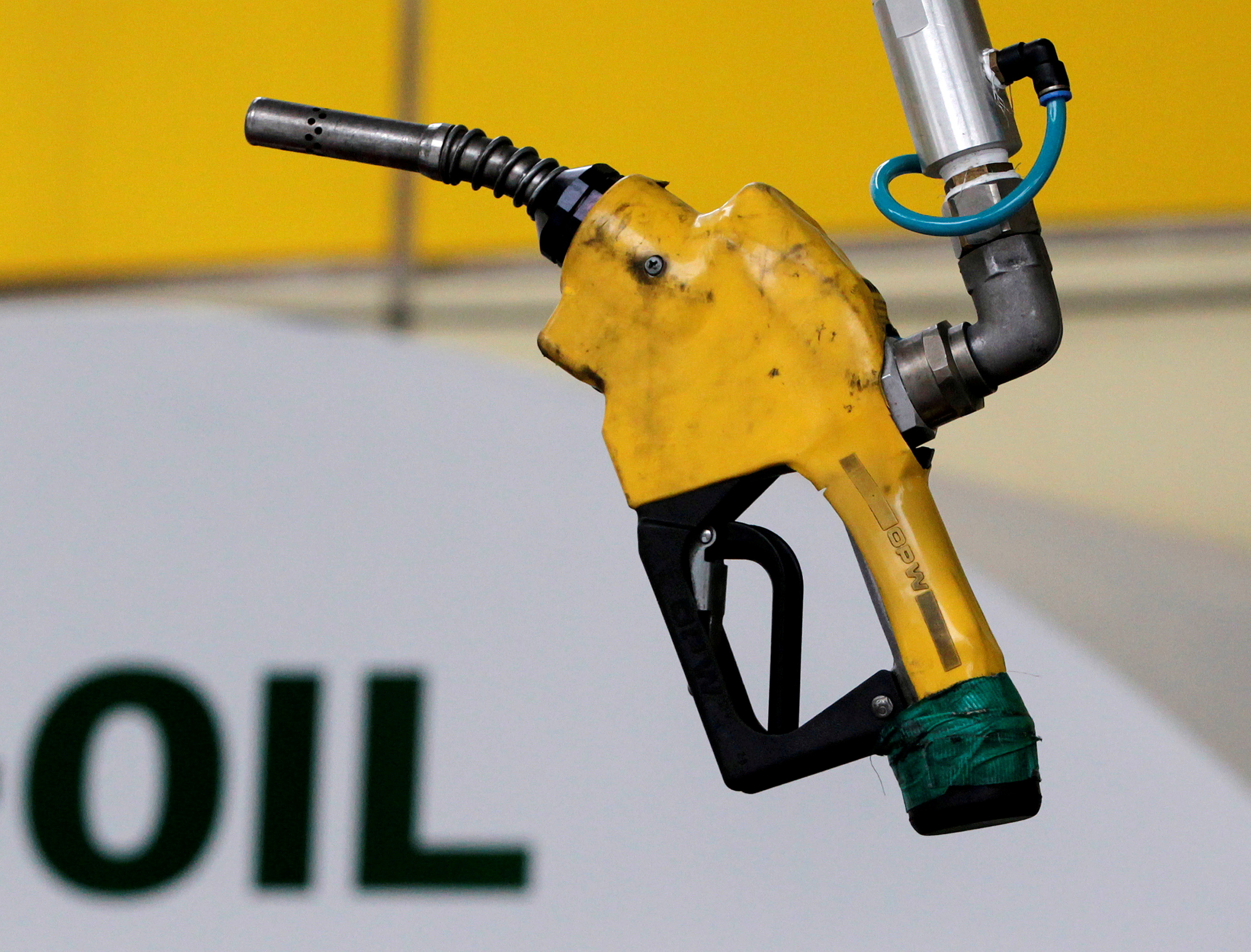 ارتفاع أسعار النفط بفعل تراجع المخزونات الأمريكية ومخاوف الإمدادات بسبب الإعصار إداليا