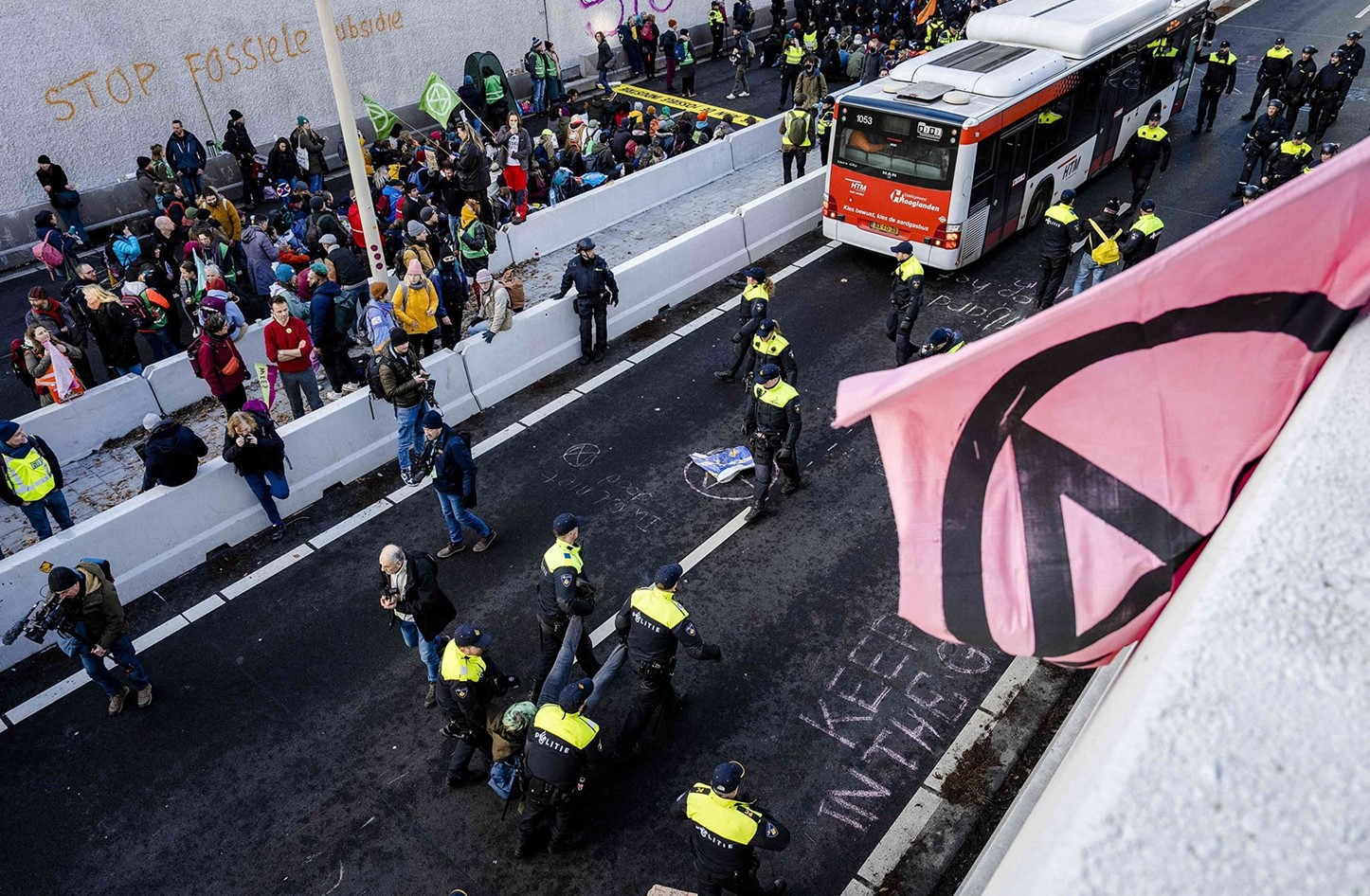 الشرطة الهولندية تعتقل 2400 من نشطاء المناخ بعد مظاهرة في لاهاي