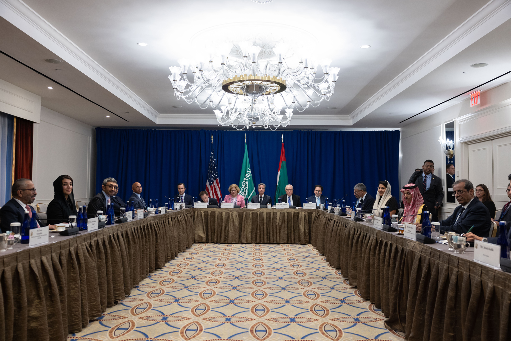 اجتماع ثلاثي إماراتي سعودي أمريكي لبحث جهود حل الأزمة اليمنية