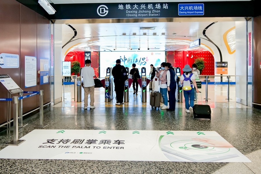 مترو أنفاق بكين يجرب خدمة توصيل الطرود السريعة