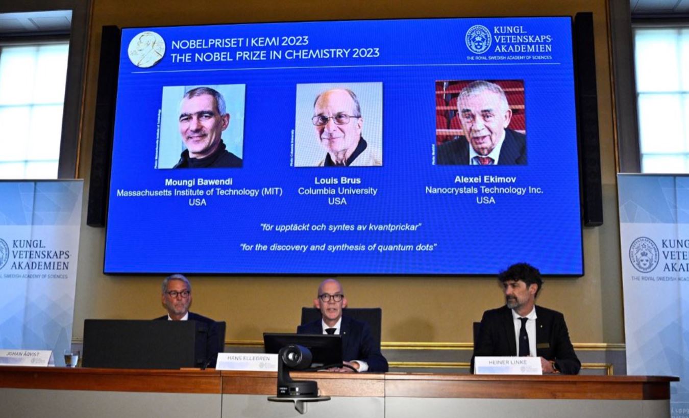 جائزة نوبل للكيمياء لثلاثة علماء نجحوا في 
