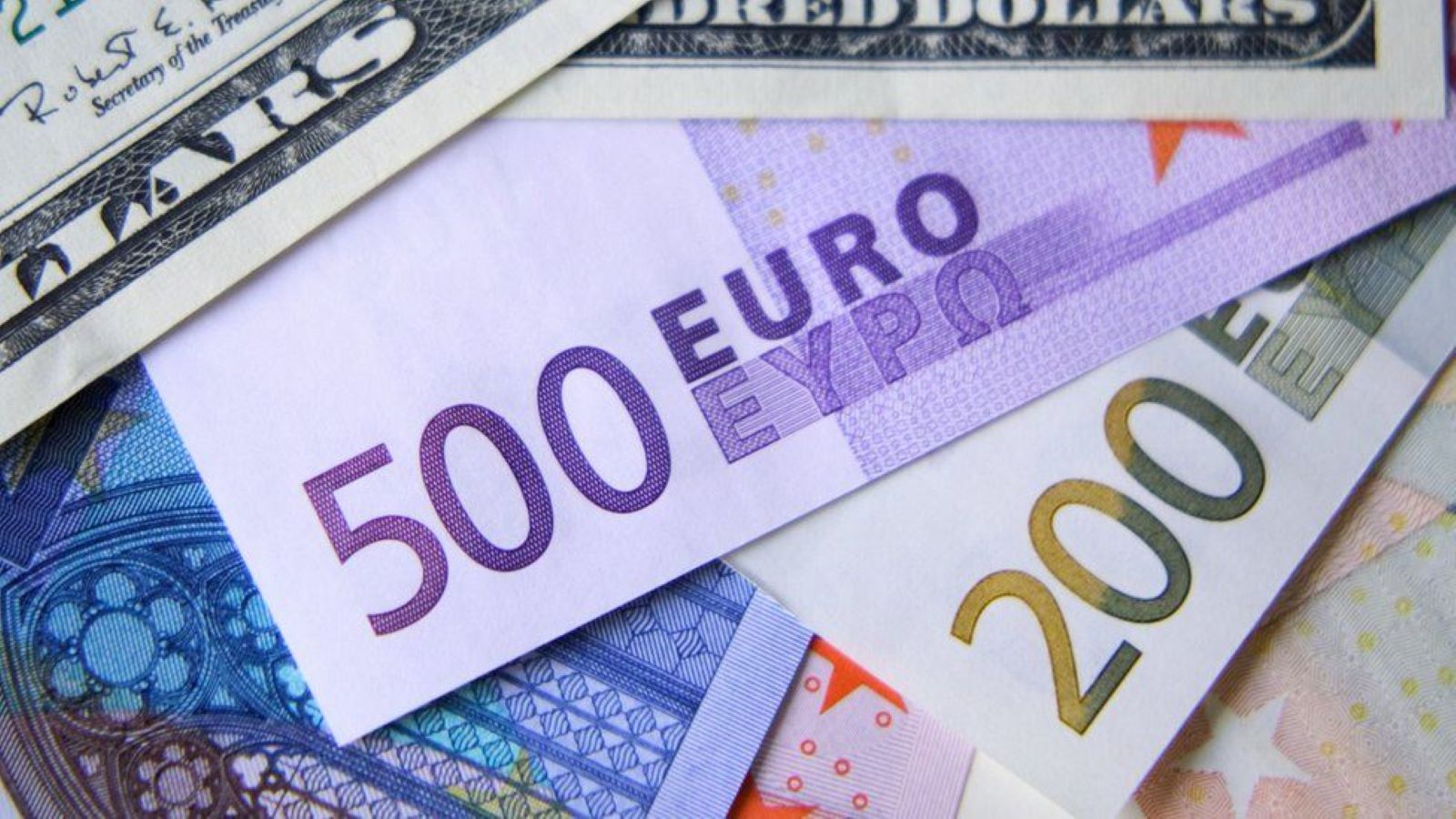 ​اليورو يتجه صوب تسجيل أطول سلسلة خسائر في تاريخه والدولار نحو تحقيق مكاسب للأسبوع الثاني عشر على التوالي