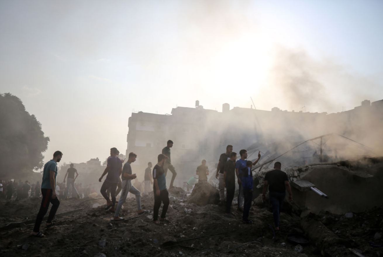 قصف عنيف على غزة وحصيلة القتلى الإسرائيلين ترتفع إلى أكثر من 700 شخص