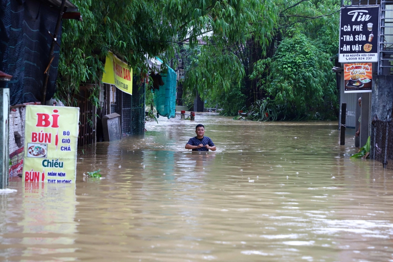 إجلاء 5 آلاف شخص جراء الفيضانات في فيتنام 4611