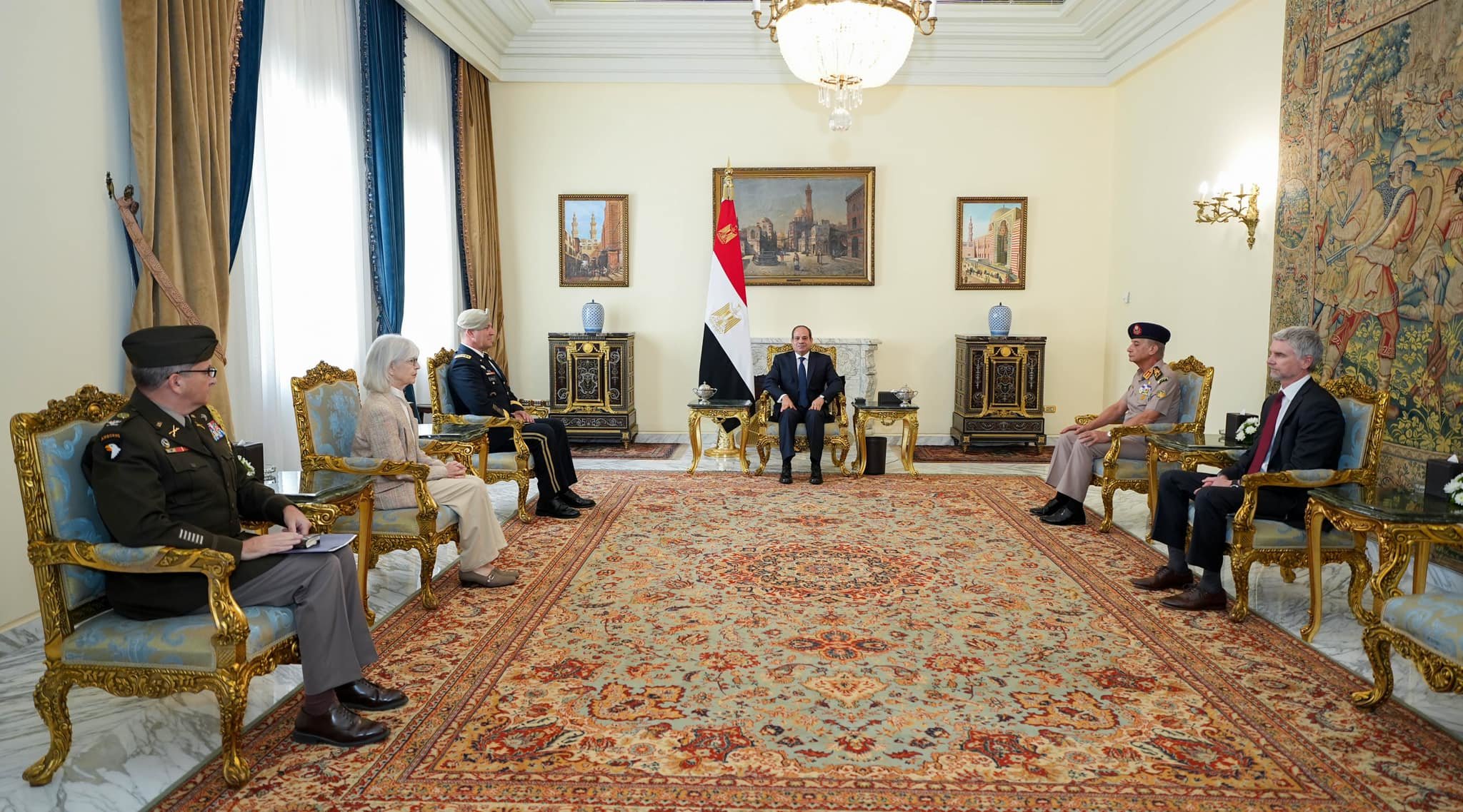 الرئيس المصري يدعو إلى تضافر الجهود لاحتواء الموقف المتأزم في غزة