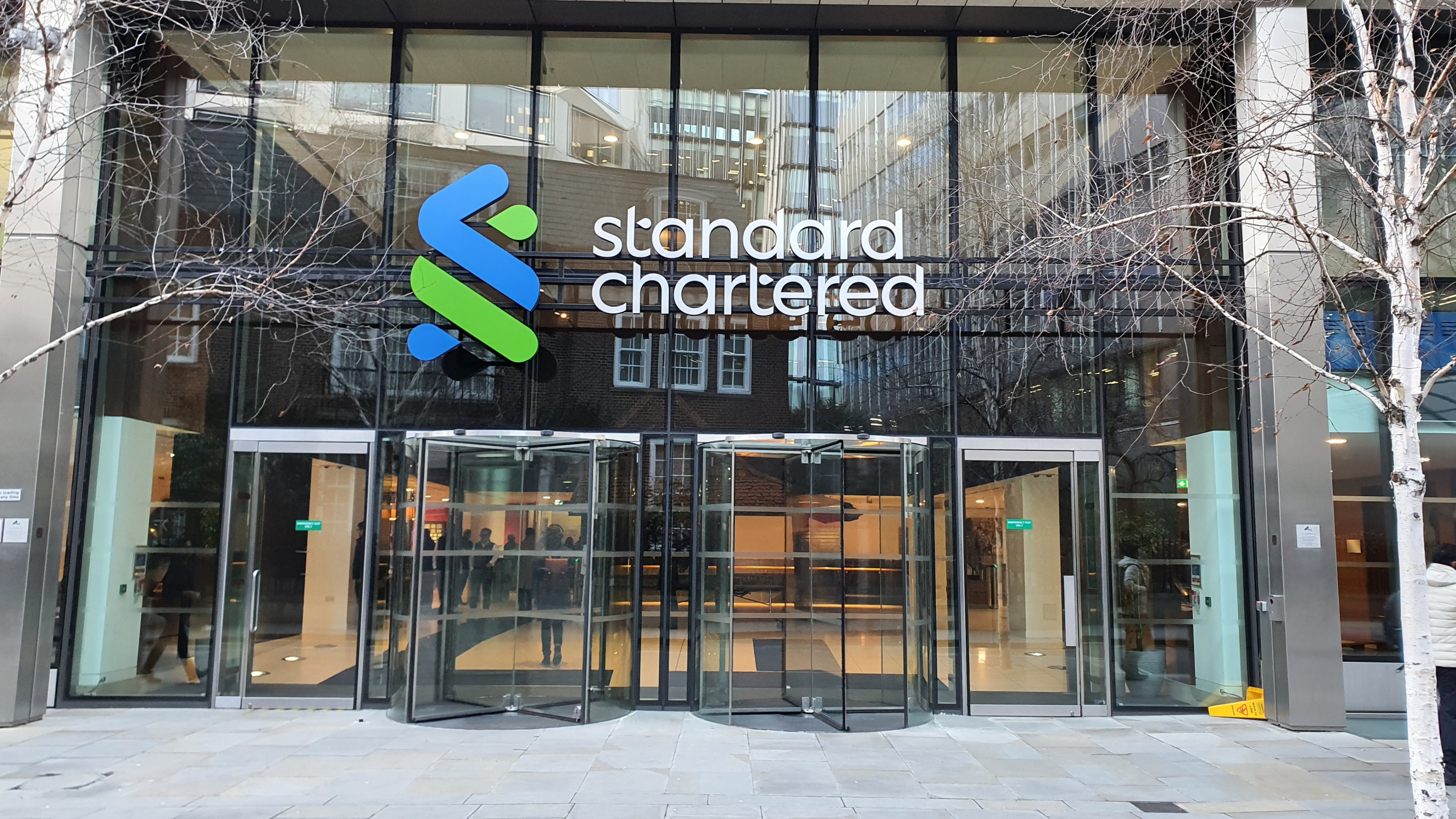 إيقاف التداول على سهم بنك ستاندرد تشارترد بعدما تراجع 17% نتيجة خسائر بمليار دولار