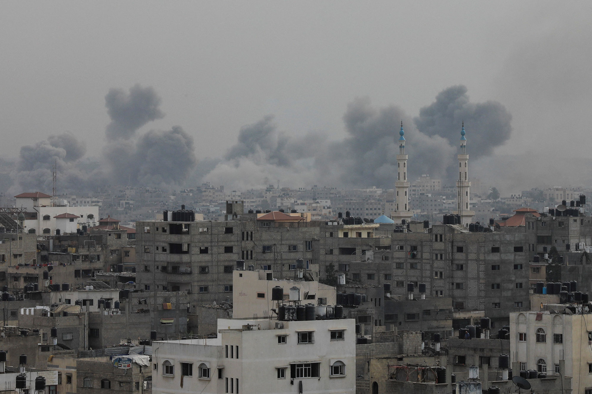 قصف إسرائيلي لمنزل في غزة يودي بحياة 14 فلسطينياً