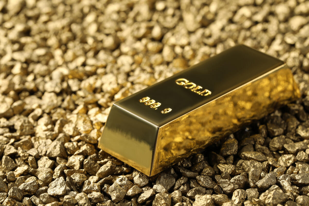 الذهب يتجه نحو أكبر ارتفاع شهري في عام تقريبا وسط إقبال على الملاذات الآمنة