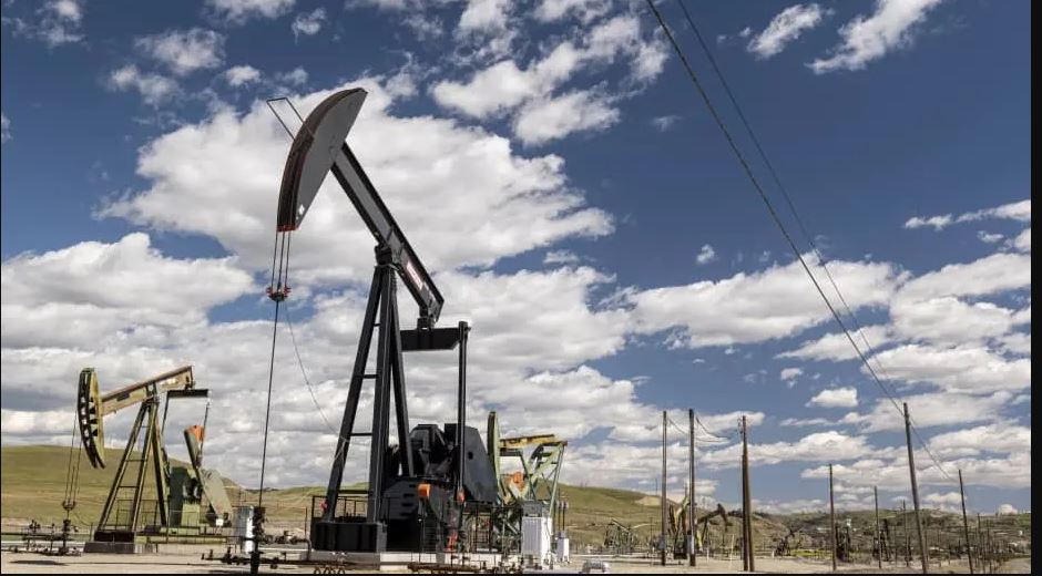أسعار النفط تهبط عند التسوية وتسجل خسائر أسبوعية