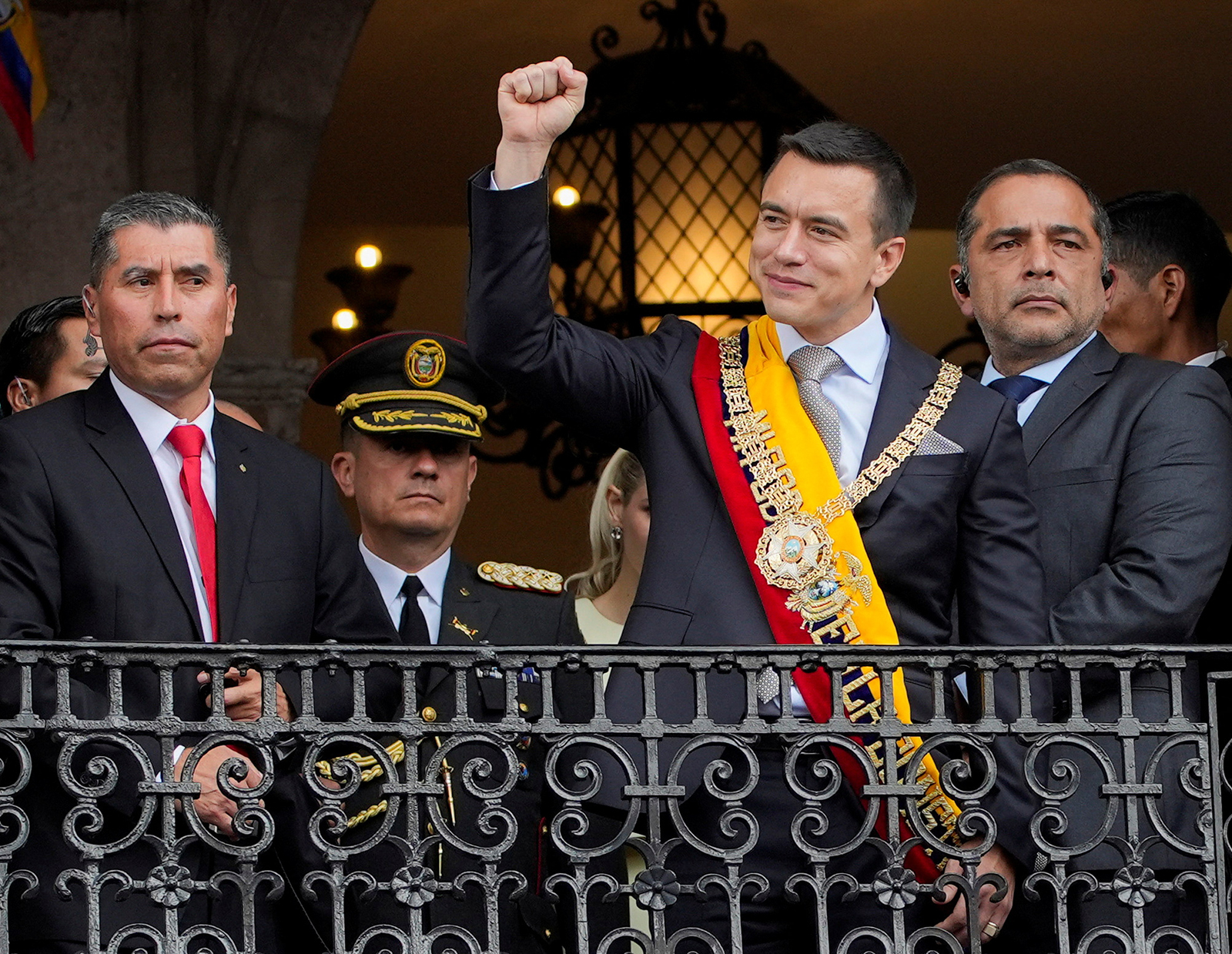 رئيس الإكوادور الجديد دانيال نوبوا يؤدي اليمين الدستورية