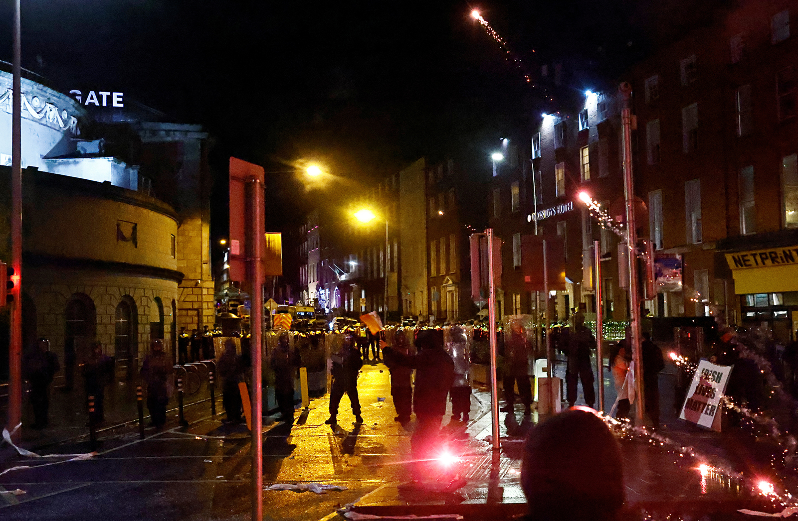 مواجهات بين الشرطة ومتظاهرين في دبلن بعد حادث طعن 3 أطفال
