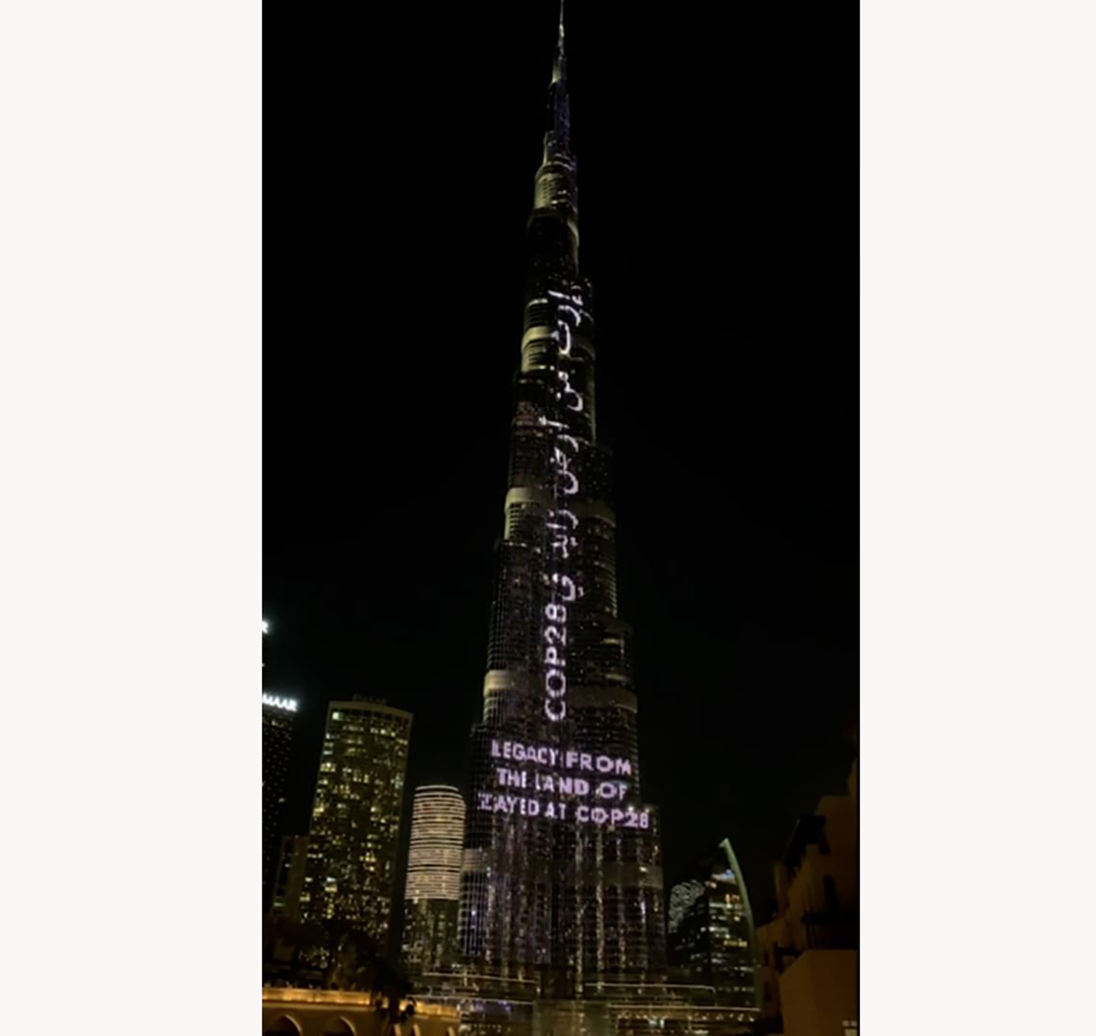 «إرث من أرض زايد» يزين برج خليفة قبل ساعات من افتتاحه الرسمي في «COP28»