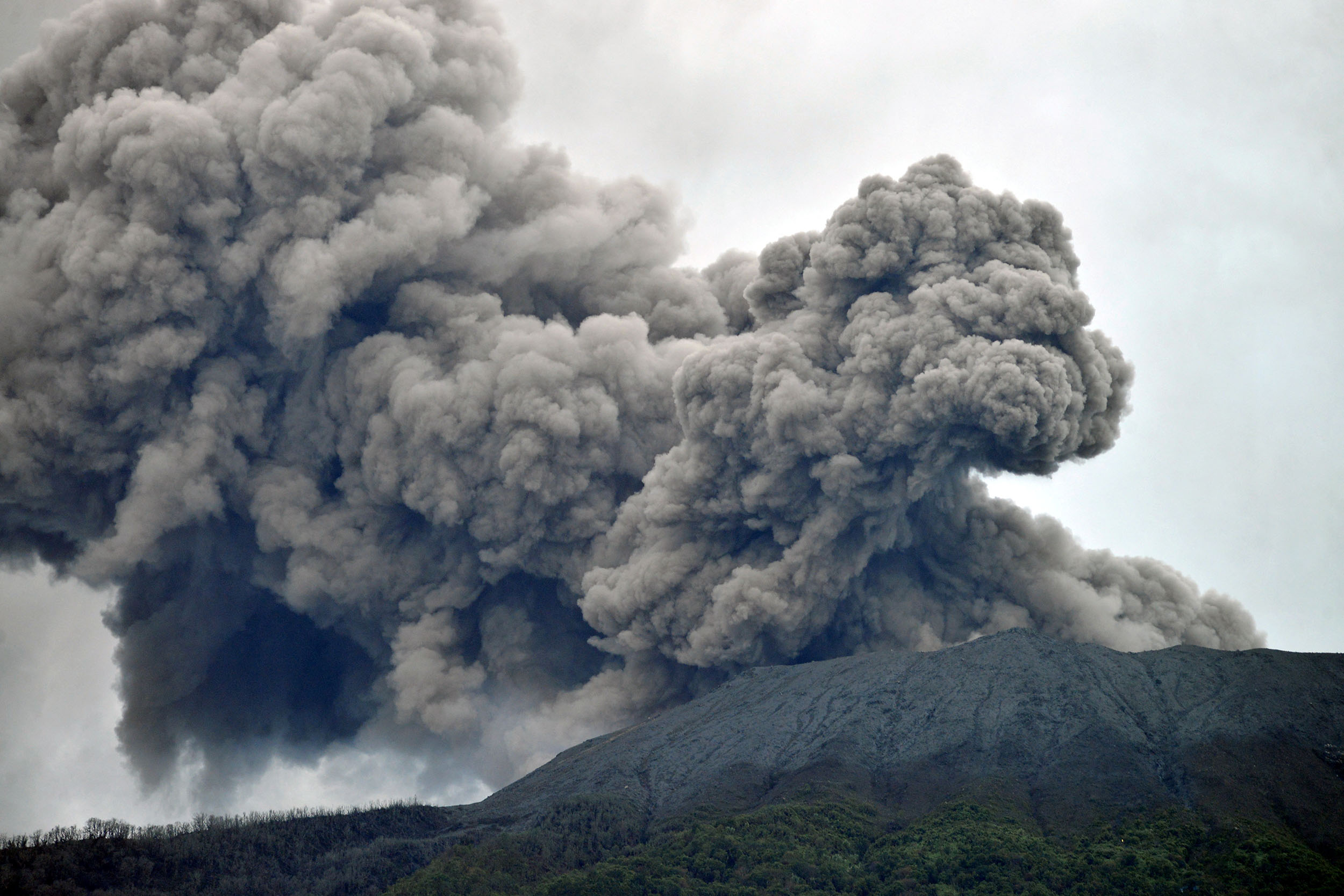 توقف البحث عن 12 مفقوداً .. مقتل 11 متسلقاً بعد ثوران بركان في إندونيسيا