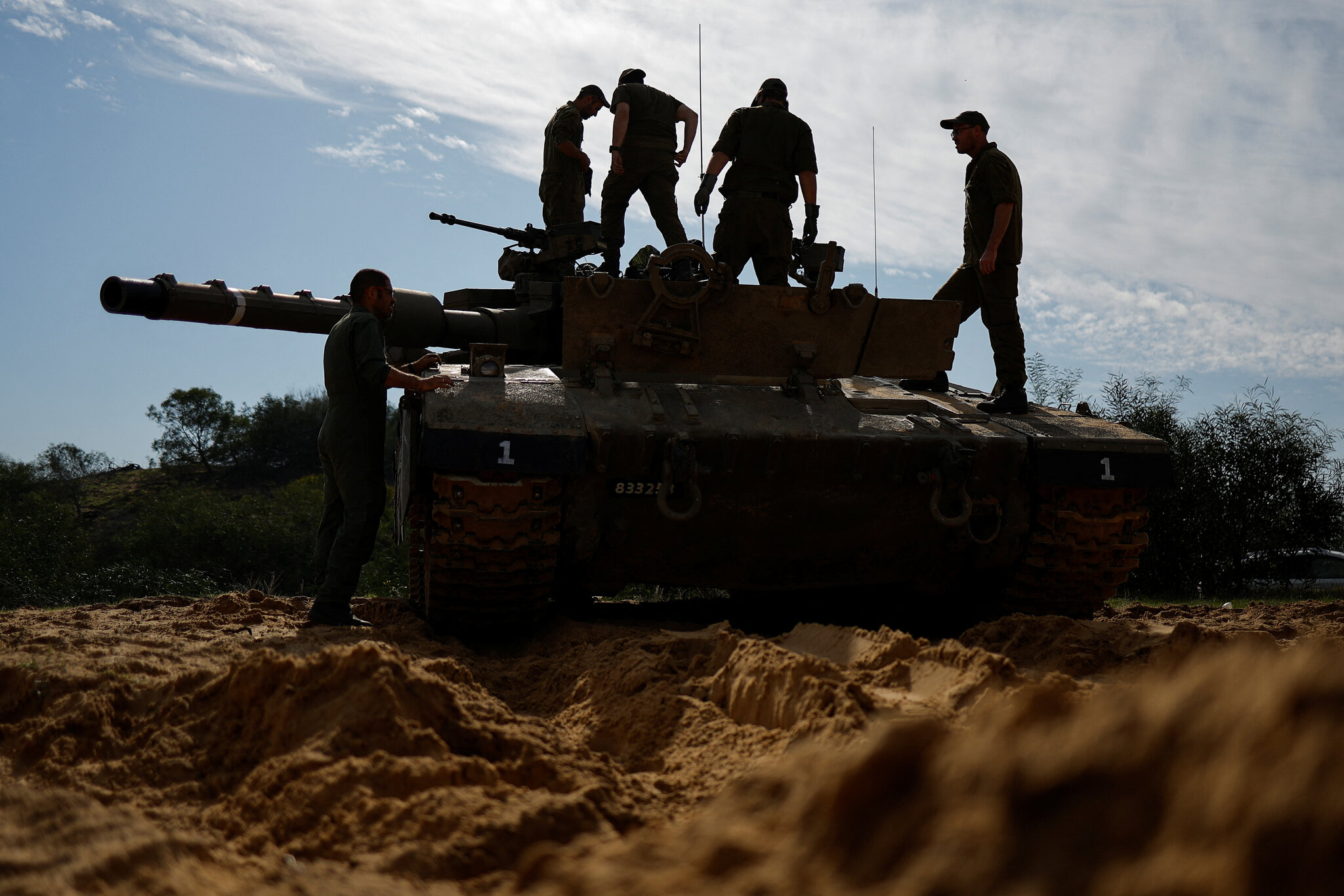 الجيش الإسرائيلي يعلّق على لقطات لفلسطينيين مجرّدين من ملابسهم في قطاع غزة