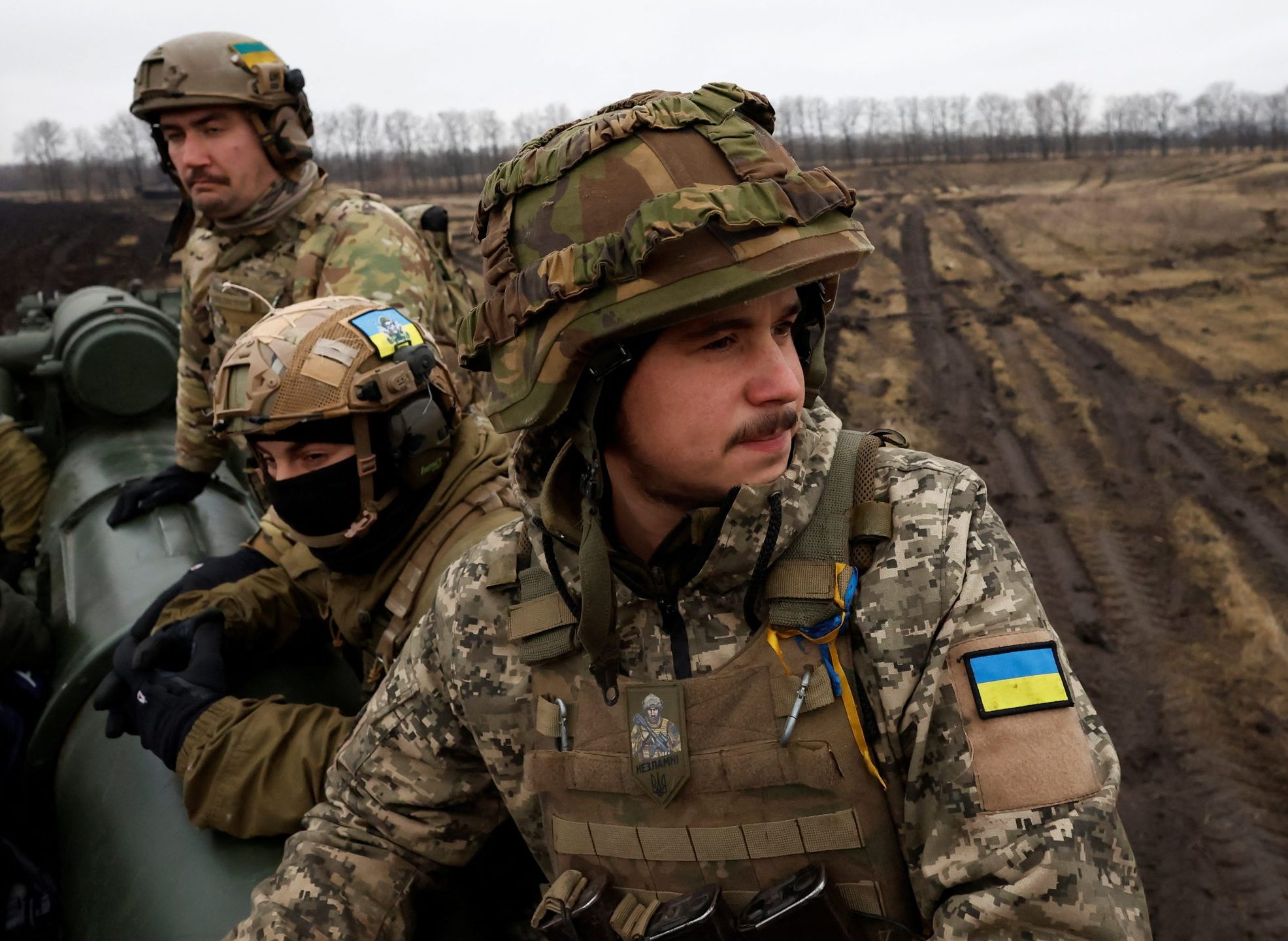 أوكرانيا تستدعي مواطنيها الذكور في الخارج للانضمام إلى القتال ضد روسيا