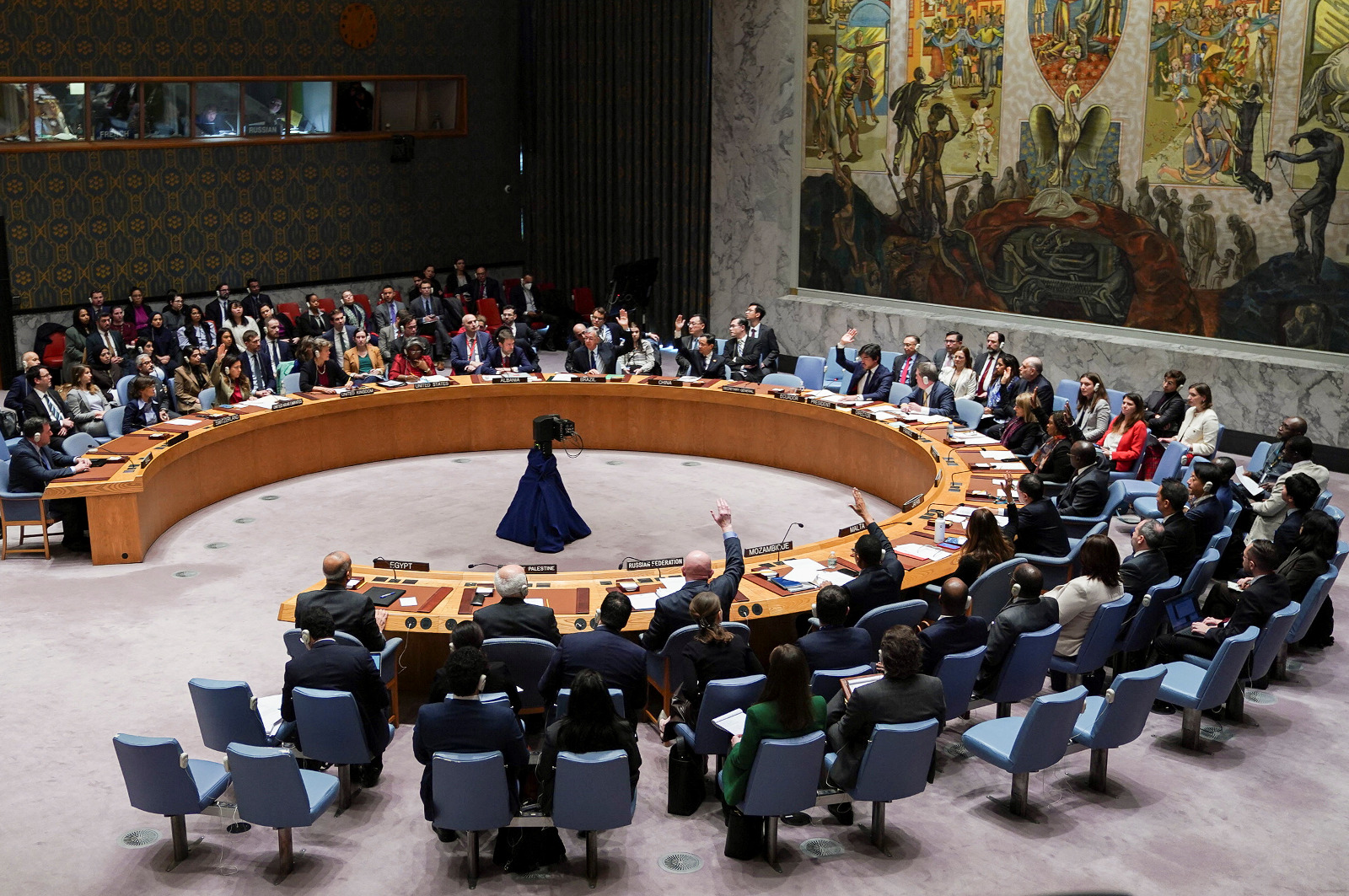 مجلس الأمن يعتمد مشروع القرار الإماراتي بتوسيع دخول المساعدات إلى غزة