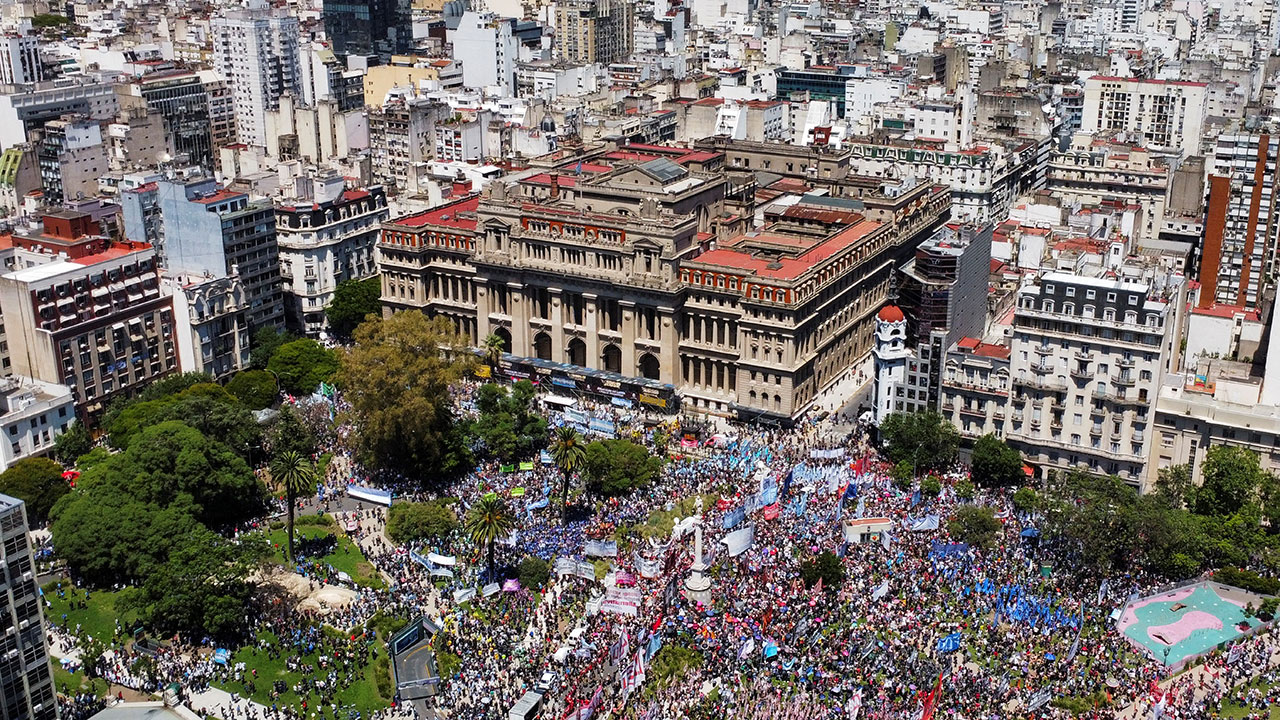 آلاف الأرجنتينيين يتظاهرون ضد إجراءات الرئيس ميلي الاقتصادية