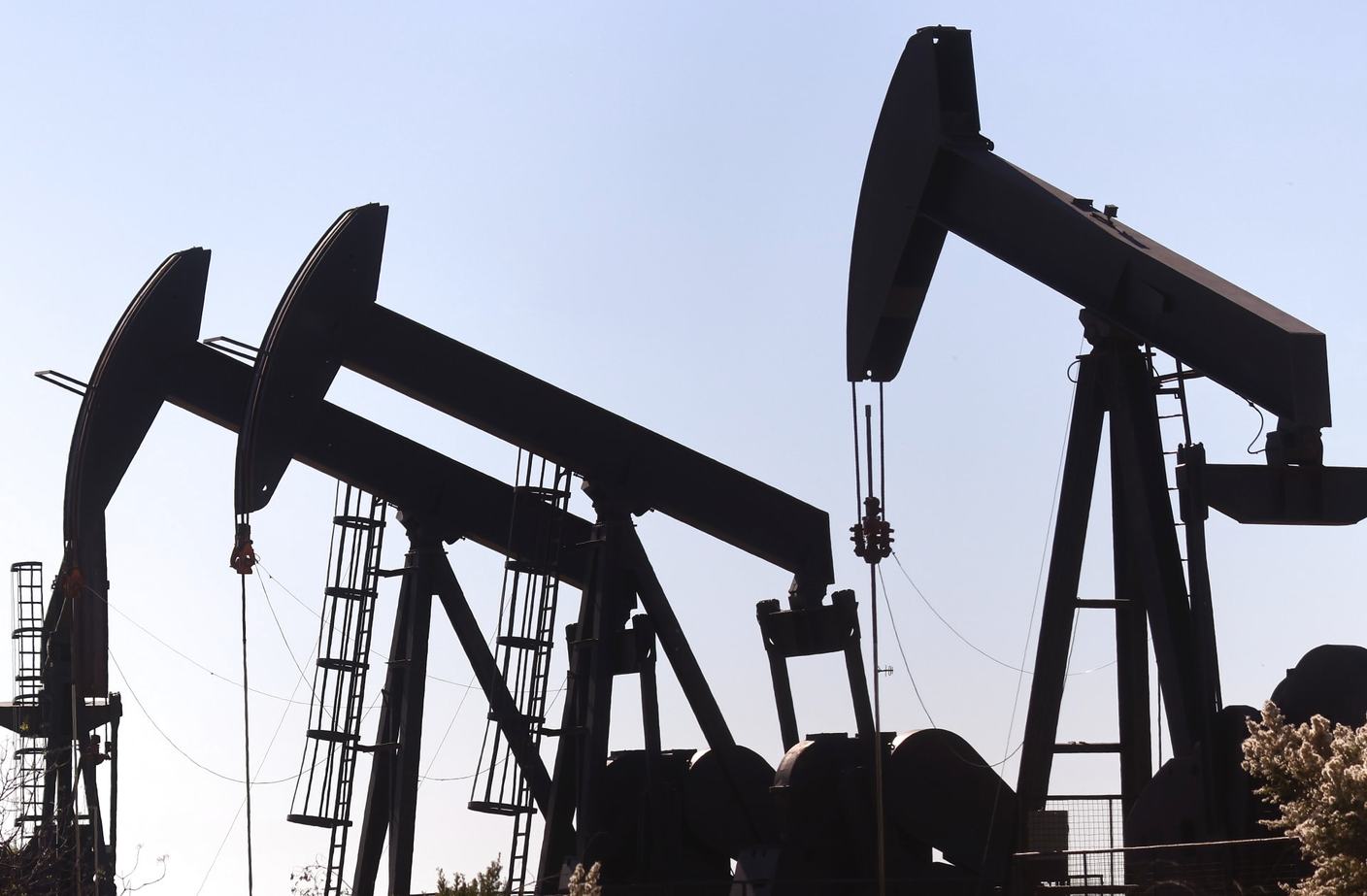 النفط يقفز 2 % وسط مخاوف تعطل الإمدادات