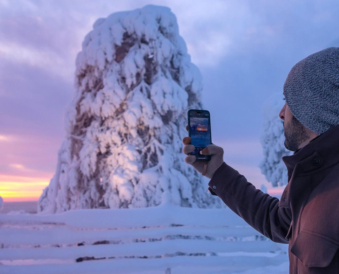 حمدان بن محمد يوثق رحلته بالصور بين الثلوج في فنلندا
