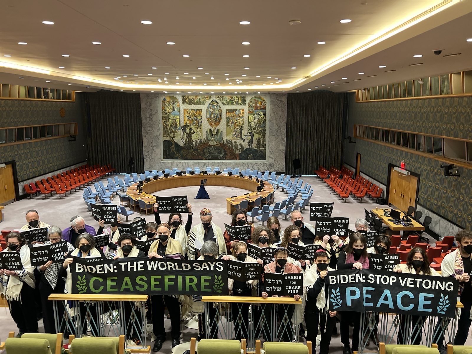 36 حاخاماً وطالباً يحتجون في الأمم المتحدة للمطالبة بوقف إطلاق النار في غزة