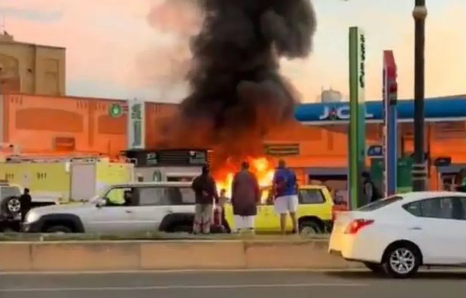 وفاة شخص بعد اندلاع حريق بمحطة وقود في السعودية (فيديو)