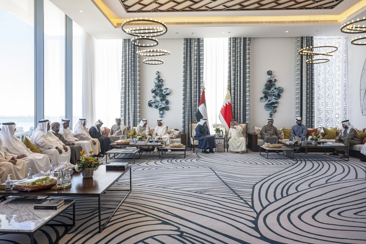 رئيس الدولة وملك البحرين يبحثان تعزيز التعاون وأوضاع المنطقة