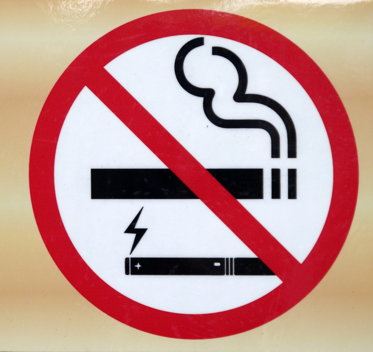 بريطانيا بصدد حظر السجائر الإلكترونية المخصصة للاستخدام مرة واحدة