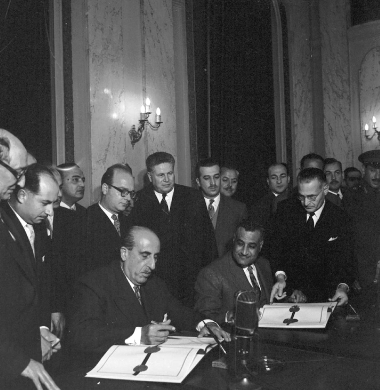الصورة : 1958 سوريا ومصر توقّعان ميثاق الوحدة العربية.