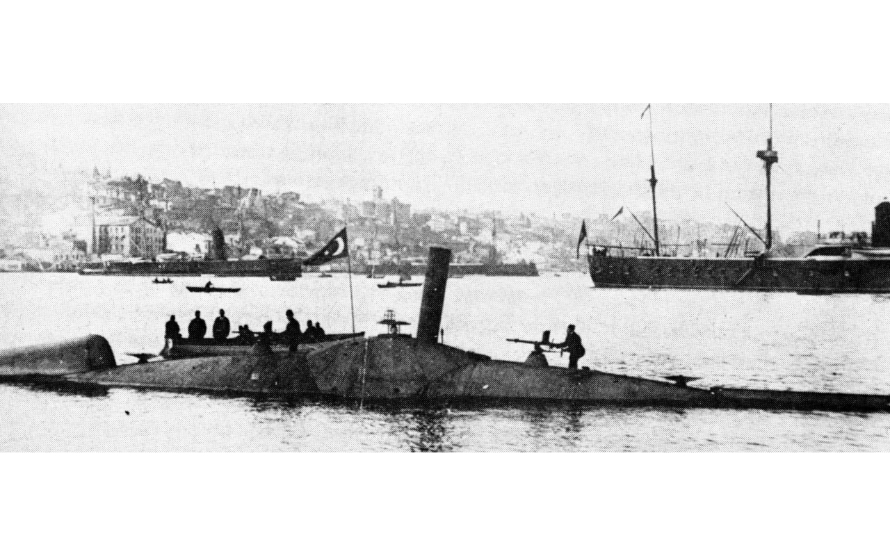 الصورة : 1887 الدولة العثمانية تبدأ اختبارات الغوص لأول غواصة، وكانت باسم «عبد الحميد».