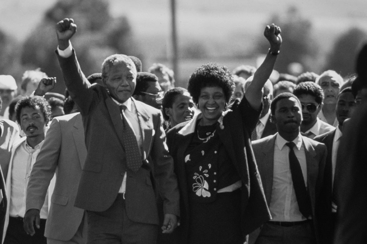 الصورة : 1990 الإفراج عن نيلسون مانديلا بعد سجن 27 عاماً من قبل سلطة جنوب أفريقيا العنصرية.