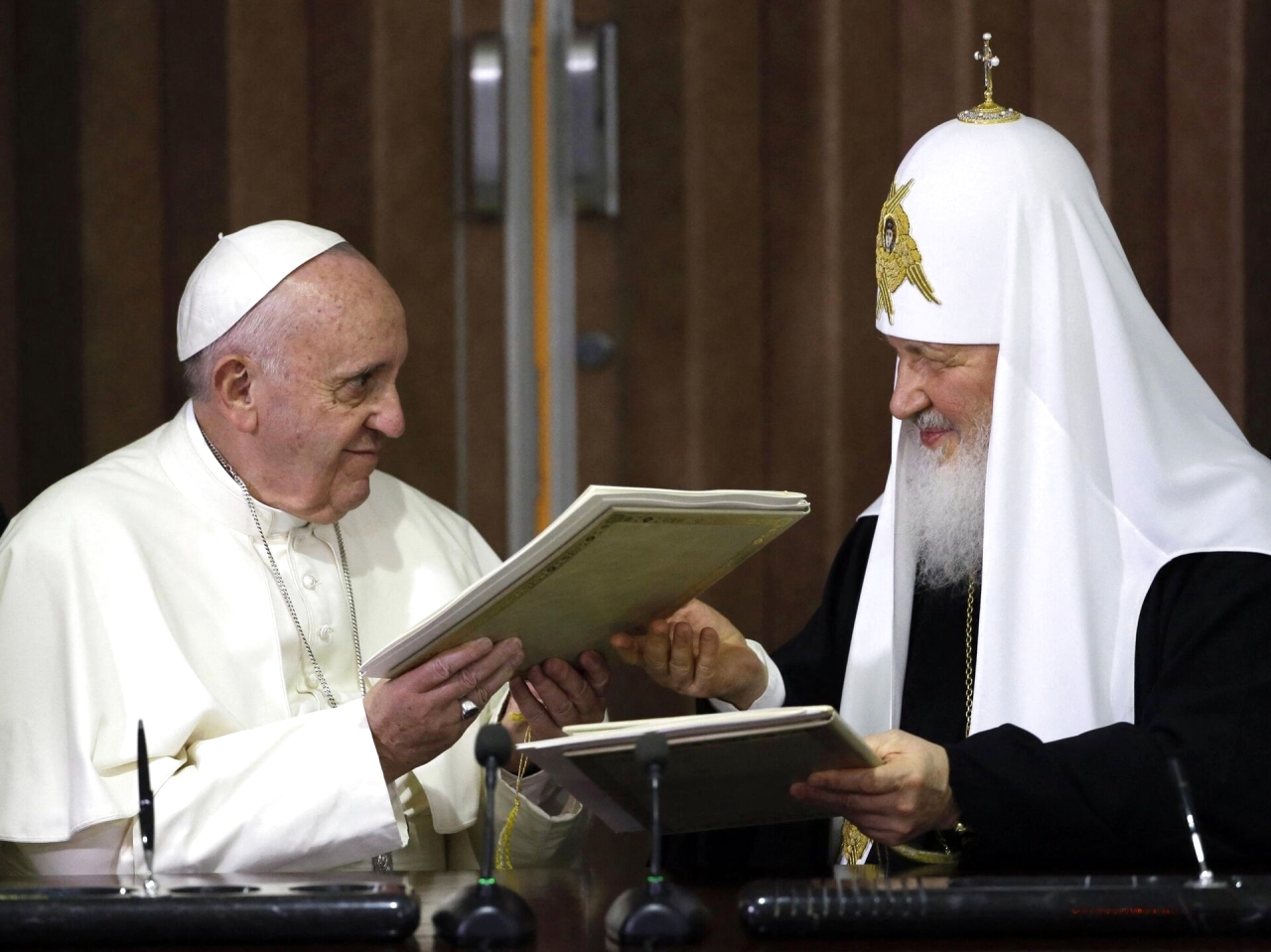 الصورة : 2016 أول لقاء بين بابا للكنيسة الكاثوليكية (فرانسس) ورأس الكنيسة الأرثوذكسية الروسية.