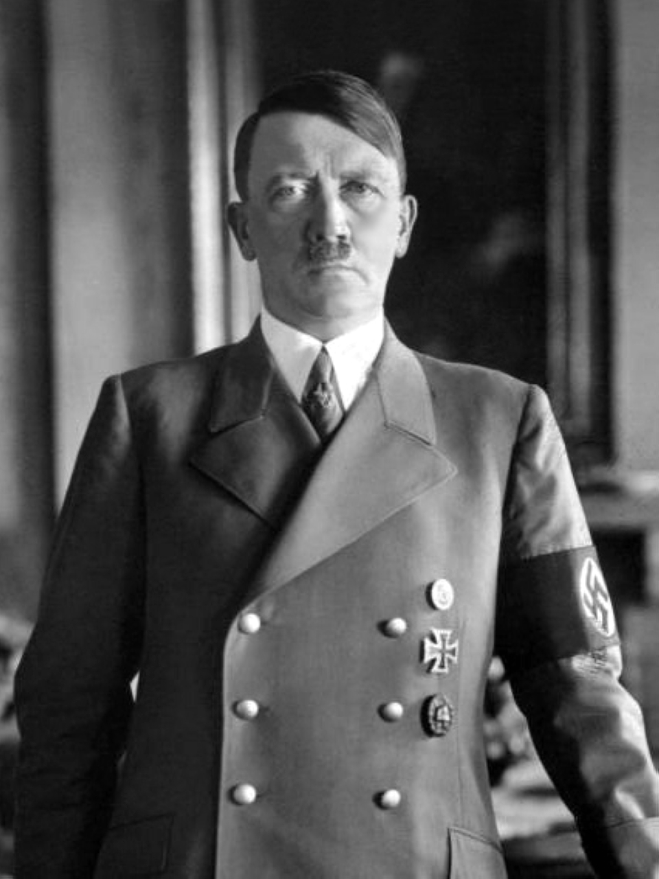 الصورة : 1942 الزعيم النازي أدولف هتلر يتراجع عن فكرة غزو بريطانيا المعروفة بخطة «أسد البحر».