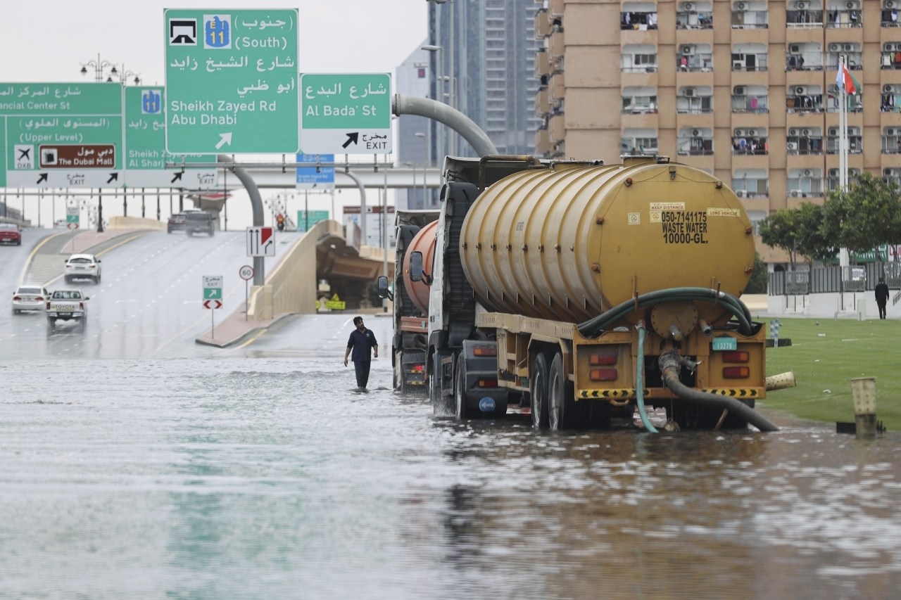 الصورة : جهود متواصلة لسحب مياه الأمطار من طرقات دبي