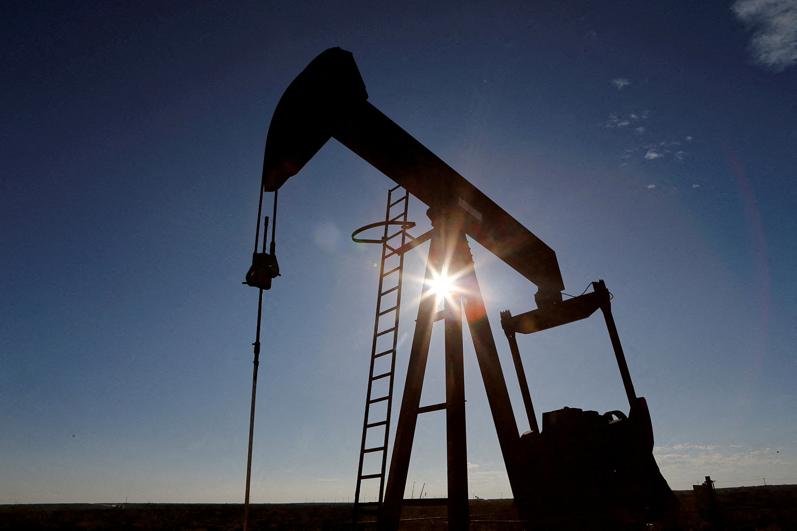 النفط يرتفع بنحو 2% بعد بيانات أمريكية أثرت في الدولار