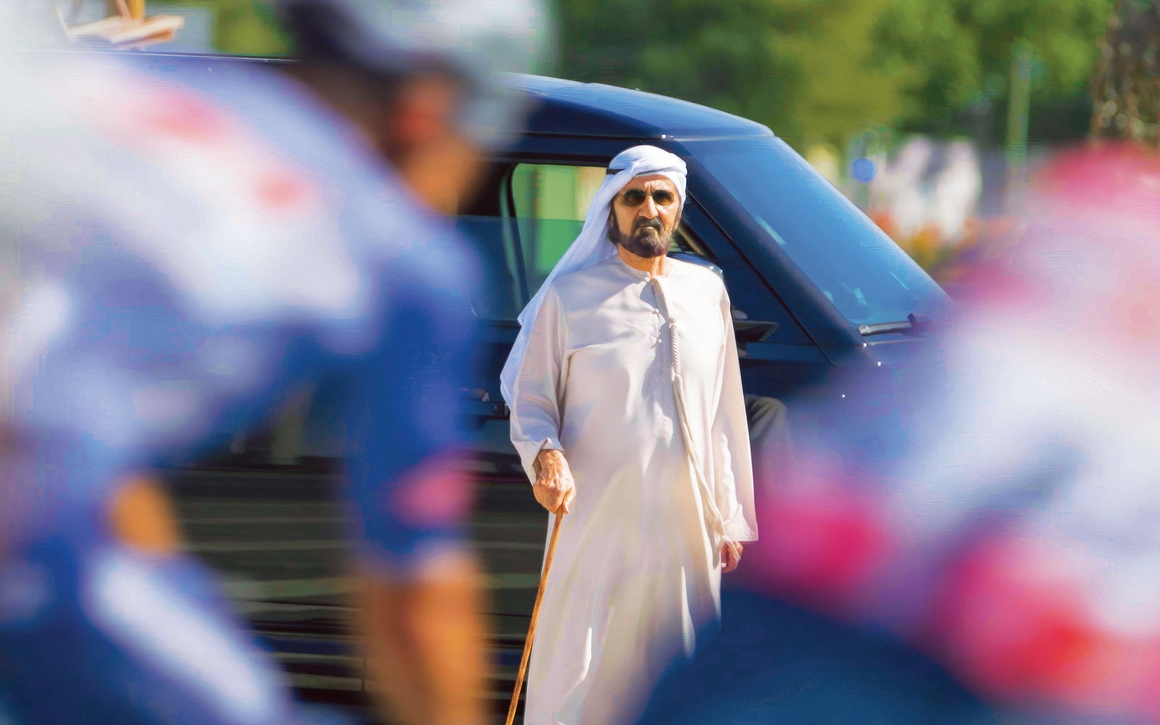 الصورة : محمد بن راشد خلال متابعته طواف الإمارات | تصوير: خليفة عيسى