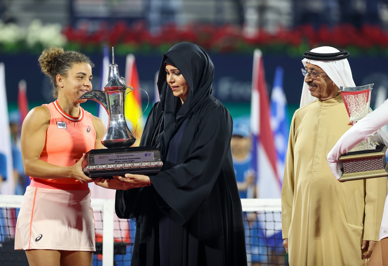 لطيفة بنت محمد تتوج الإيطالية باوليني بلقب بطولة سوق دبي الحرة للتنس