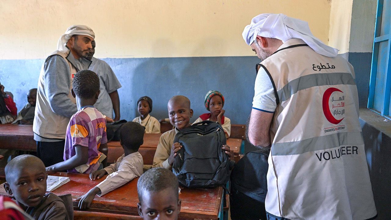 الهلال الأحمر الإماراتي يواصل تنفيذ برامجه الإغاثية للاجئين السودانيين في تشاد