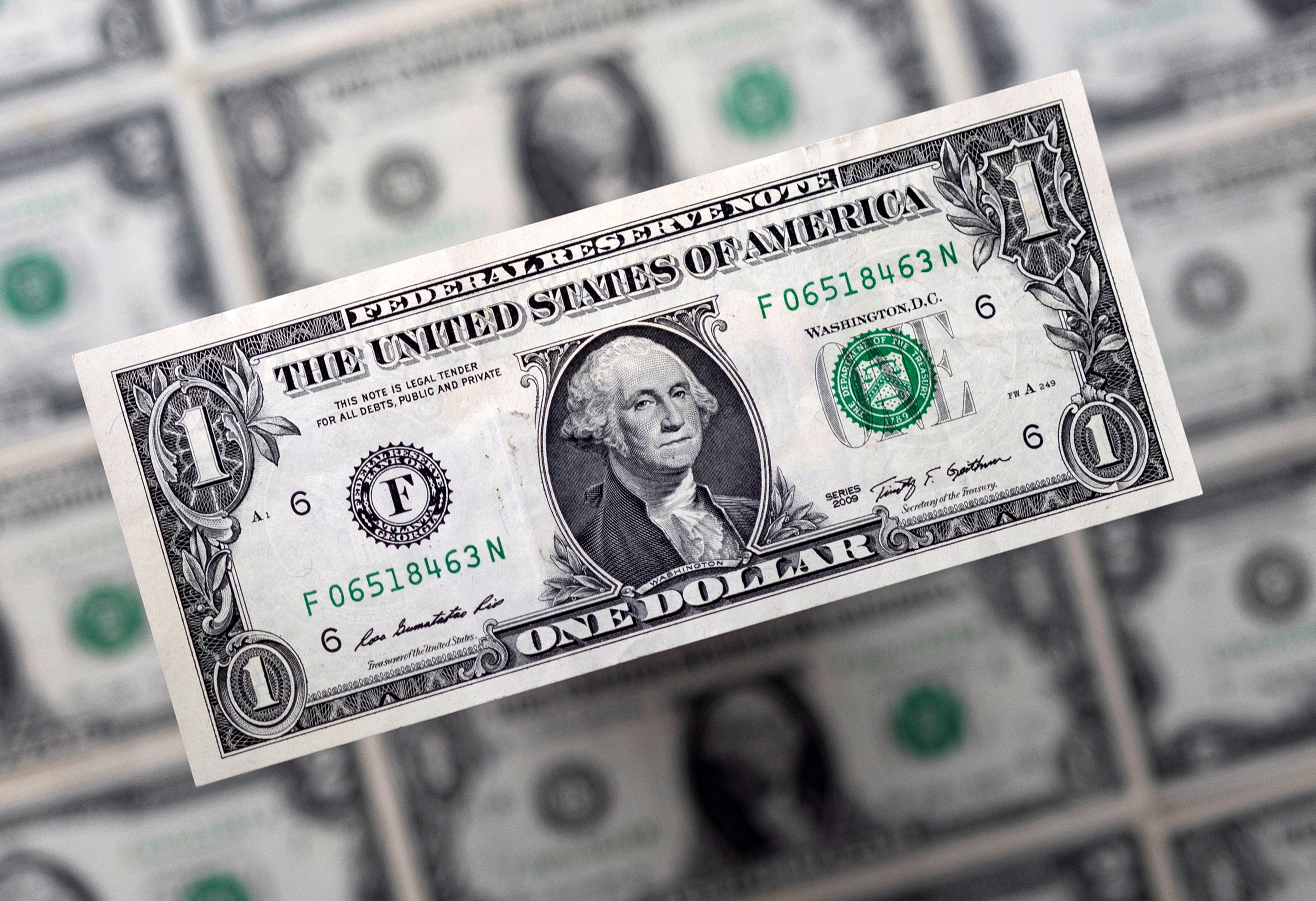 الدولار يتراجع مع عوائد سندات الخزانة بعد تصريحات باول عن الفائدة