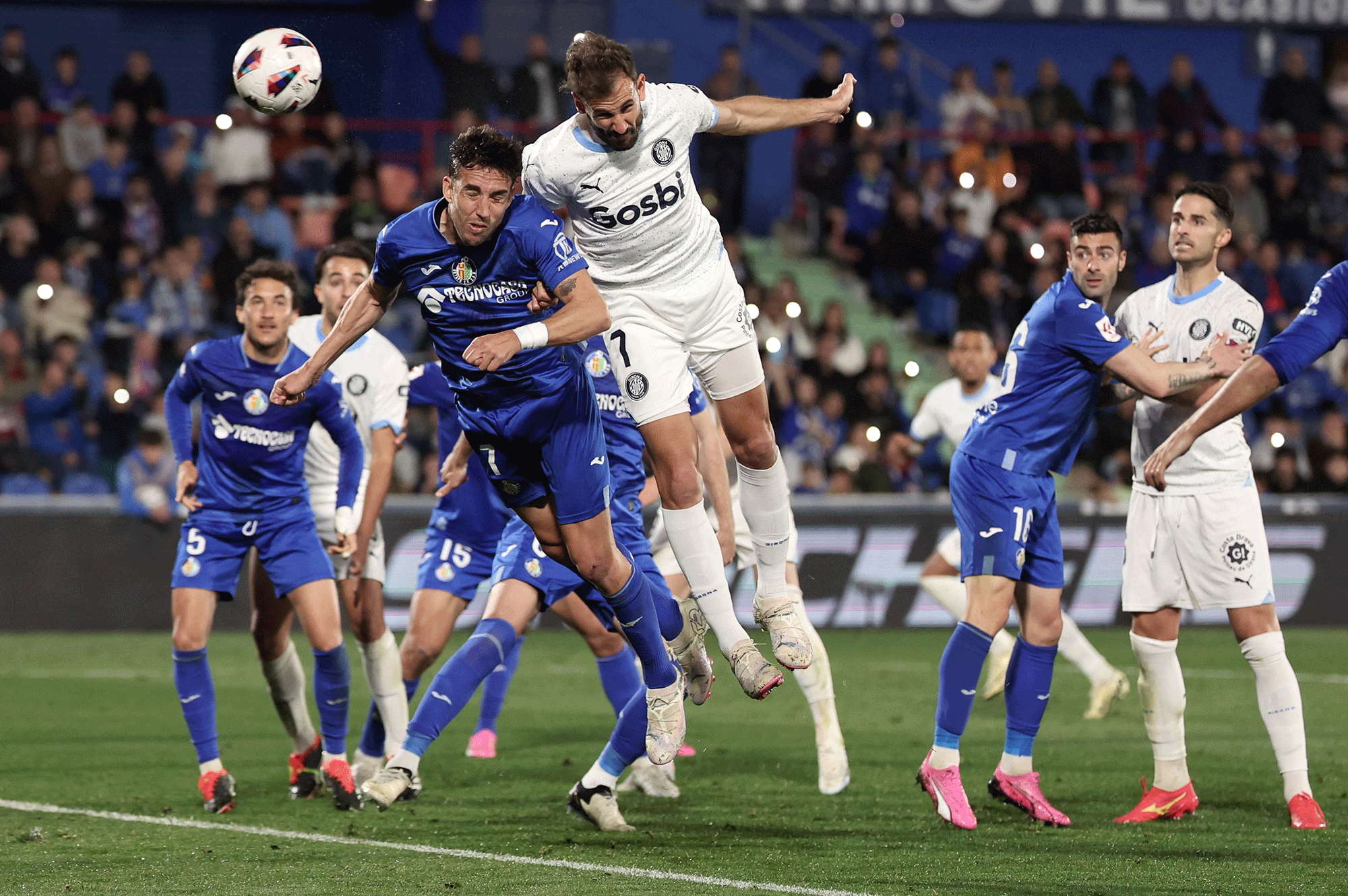 الدوري الإسباني.. جيرونا يسقط في اختبار خيتافي وبرشلونة يتربص بالوصافة