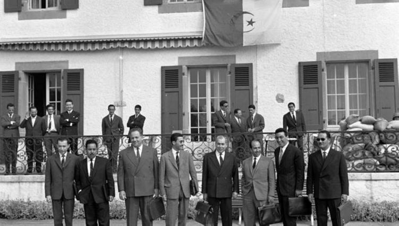 الصورة : 1962 توقيع اتفاقيات إيفيان بين الحكومة الجزائرية المؤقتة وفرنسا.