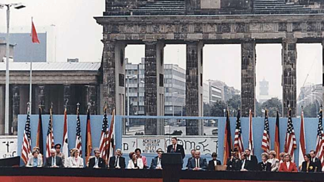 الصورة : 1983 الرئيس الأمريكي رونالد ريغان يعلن حرب الكواكب بتكلفة 44 مليار دولار