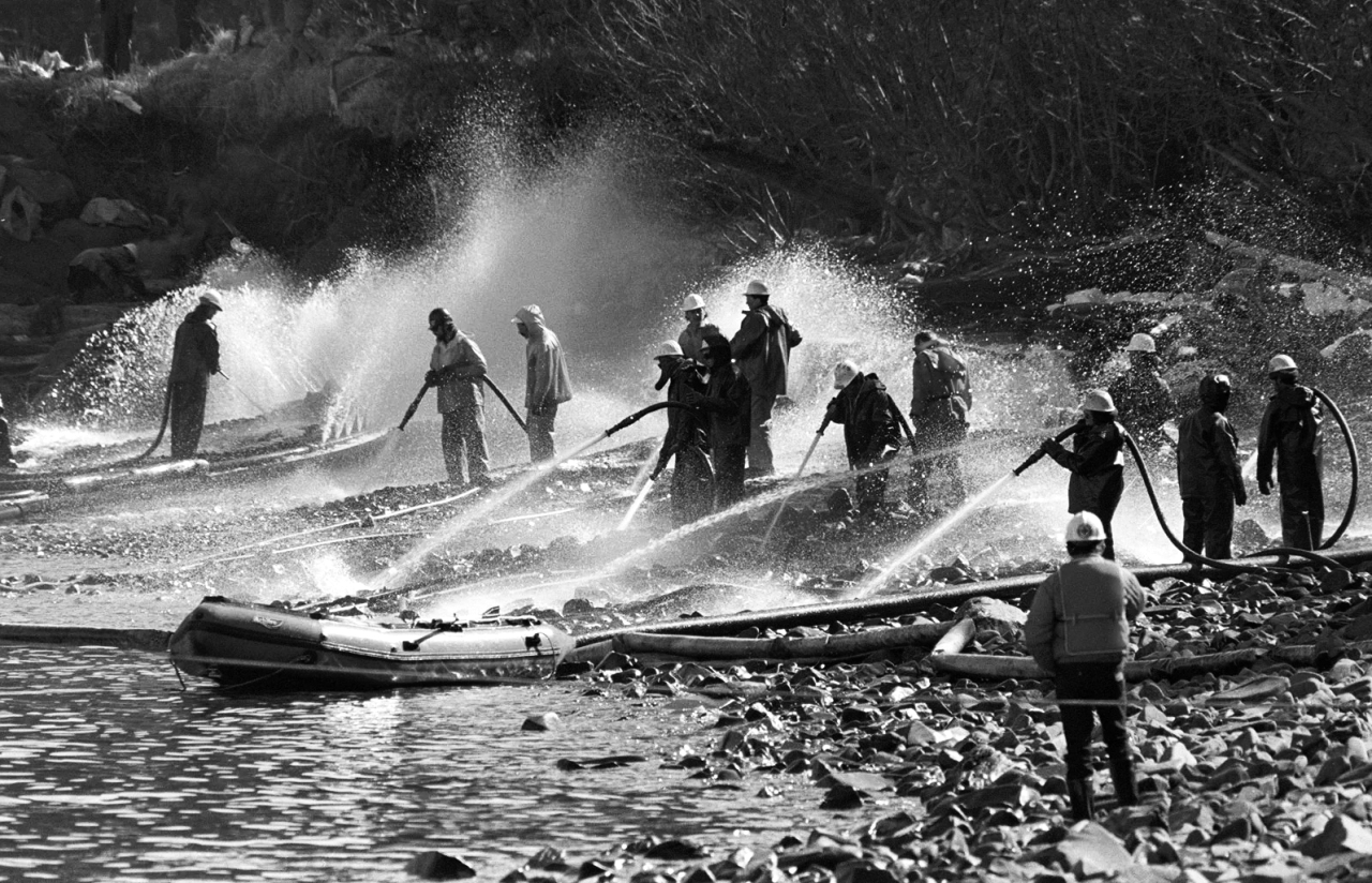 الصورة : 1989 غرق الناقلة «إكسون فالديز» قرب سواحل ألاسكا وتسرب 40000 طن من النفط الخام